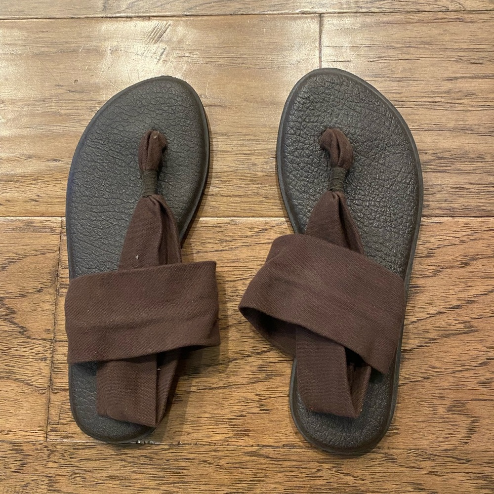 Sanuk sling sandals w/a yoga mat for the sole!! Perfect Condition!!